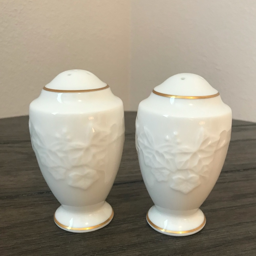 Noritake - Halls of Ivy (Gold Trim) - Salt & Pepper Set